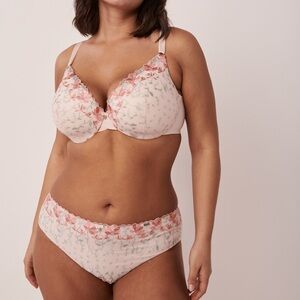 La Vie En Rose Floral Embroidered Underwire Bra in Light Pink